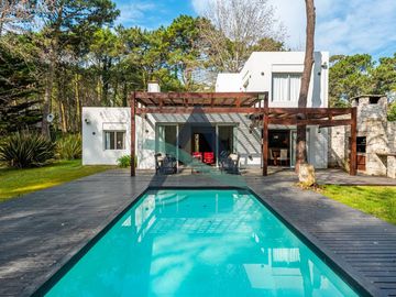 CASA 4 AMBIENTES C/PILETA CLIMATIZADA Y DEPENDENCIA DE SERVICIO