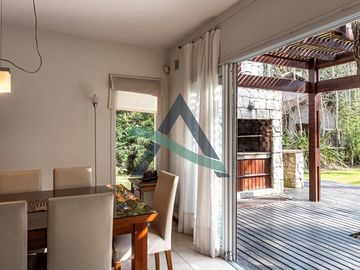 CASA 4 AMBIENTES C/PILETA CLIMATIZADA Y DEPENDENCIA DE SERVICIO