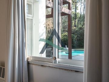 CASA 4 AMBIENTES C/PILETA CLIMATIZADA Y DEPENDENCIA DE SERVICIO