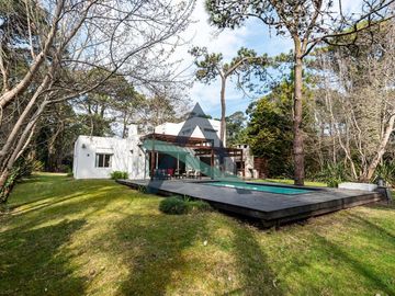 CASA 4 AMBIENTES C/PILETA CLIMATIZADA Y DEPENDENCIA DE SERVICIO