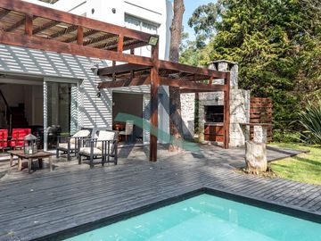 CASA 4 AMBIENTES C/PILETA CLIMATIZADA Y DEPENDENCIA DE SERVICIO