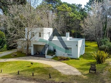 CASA 4 AMBIENTES C/PILETA CLIMATIZADA Y DEPENDENCIA DE SERVICIO