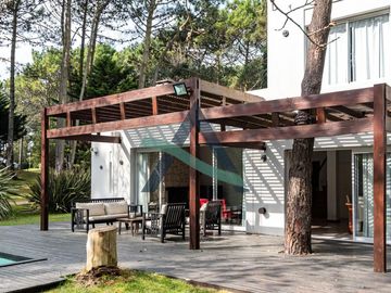 CASA 4 AMBIENTES C/PILETA CLIMATIZADA Y DEPENDENCIA DE SERVICIO