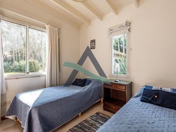 CASA 4 AMBIENTES C/PILETA CLIMATIZADA Y DEPENDENCIA DE SERVICIO