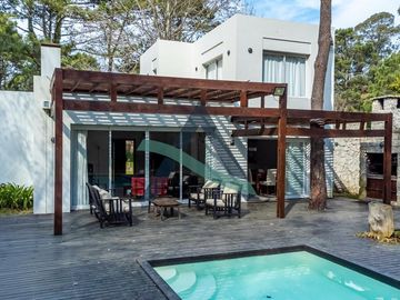 CASA 4 AMBIENTES C/PILETA CLIMATIZADA Y DEPENDENCIA DE SERVICIO