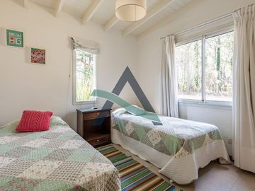 CASA 4 AMBIENTES C/PILETA CLIMATIZADA Y DEPENDENCIA DE SERVICIO