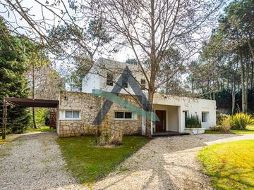 CASA 4 AMBIENTES C/PILETA CLIMATIZADA Y DEPENDENCIA DE SERVICIO