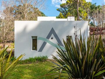 CASA 4 AMBIENTES C/PILETA CLIMATIZADA Y DEPENDENCIA DE SERVICIO