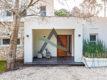 CASA 4 AMBIENTES C/PILETA CLIMATIZADA Y DEPENDENCIA DE SERVICIO