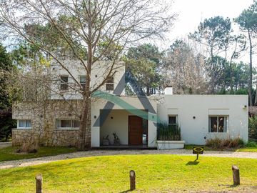 CASA 4 AMBIENTES C/PILETA CLIMATIZADA Y DEPENDENCIA DE SERVICIO