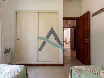 CASA 4 AMBIENTES C/PILETA CLIMATIZADA Y DEPENDENCIA DE SERVICIO