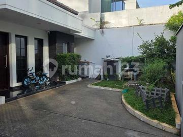 Rumah Nyaman & Strategis Siap Huni! di Taman Kebon Jeruk, Jakarta Barat