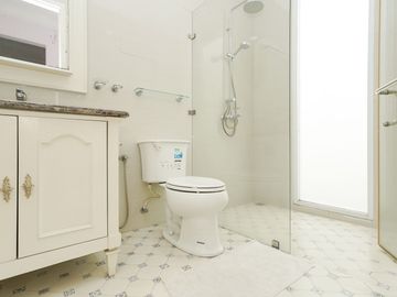 Rumah Luas 2 Lt 12 Menit ke Gerbang Tol Kuningan 1 Dibantu KPR J-53846