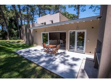 Casa con piscina en  Zona Norte. Excelente calidad. 3 dormitorios.
