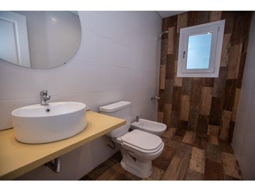 Casa con piscina en  Zona Norte. Excelente calidad. 3 dormitorios.