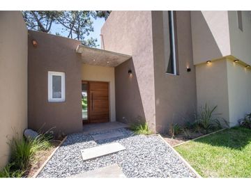Casa con piscina en  Zona Norte. Excelente calidad. 3 dormitorios.