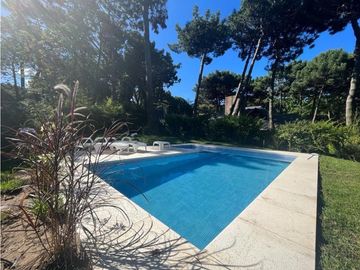 Casa con piscina en  Zona Norte. Excelente calidad. 3 dormitorios.