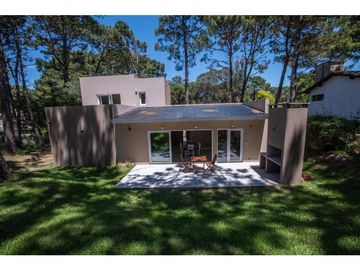 Casa con piscina en  Zona Norte. Excelente calidad. 3 dormitorios.
