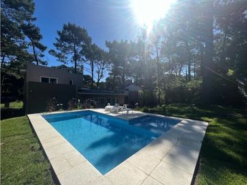 Casa con piscina en  Zona Norte. Excelente calidad. 3 dormitorios.