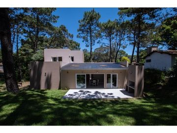 Casa con piscina en  Zona Norte. Excelente calidad. 3 dormitorios.