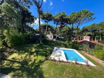 Casa con piscina en  Zona Norte. Excelente calidad. 3 dormitorios.