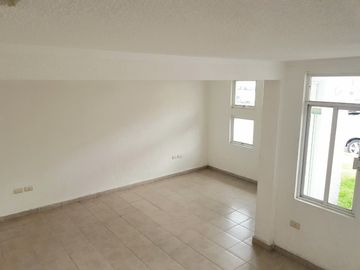 Casa en Venta en Los Ángeles Coronango con accesos rápidos y plazas cercanas.