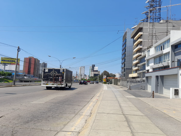 VENDO CASA COMO TERRENO, SAN ISIDRO - COMERCIO METROPOLITANO