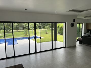 PRECIOSA RESIDENCIA COLINDANTE AL GREEN FRACC PARAÍSO COUNTRY CLUB
