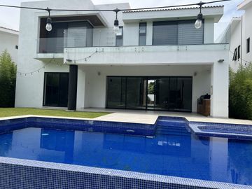 PRECIOSA RESIDENCIA COLINDANTE AL GREEN FRACC PARAÍSO COUNTRY CLUB
