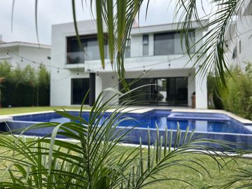 PRECIOSA RESIDENCIA COLINDANTE AL GREEN FRACC PARAÍSO COUNTRY CLUB