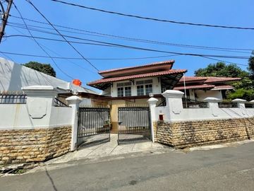 Rumah Ciputat Strategis Siap Huni Semi Furnish