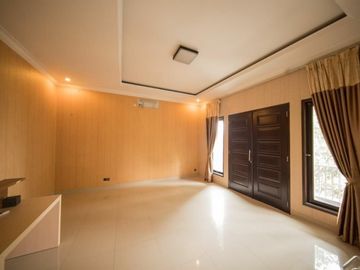 Rumah 2 lantai mewah halaman luas di beji dekat ui depok
