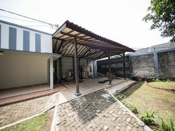 Rumah 2 lantai mewah halaman luas di beji dekat ui depok