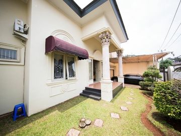 Rumah 2 lantai mewah halaman luas di beji dekat ui depok