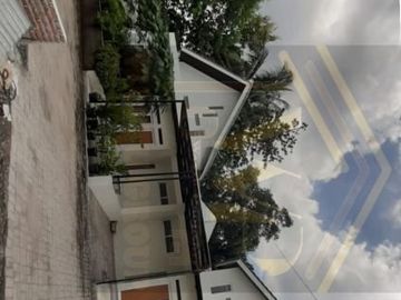 RUMAH DI SLEMAN YOGYAKARTA DESAIN MINIMALIS LOKASI DI TENGAH SLEMAN