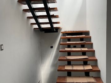 CASA SOLA TOTALMENTE REMODELADA 4 ó 5 RECÁMARAS, ESQ. PILARES, COL. LETRÁN VALLE