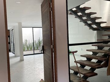 CASA SOLA TOTALMENTE REMODELADA 4 ó 5 RECÁMARAS, ESQ. PILARES, COL. LETRÁN VALLE