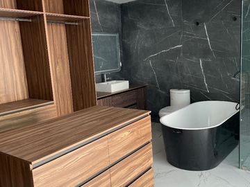 CASA SOLA TOTALMENTE REMODELADA 4 ó 5 RECÁMARAS, ESQ. PILARES, COL. LETRÁN VALLE