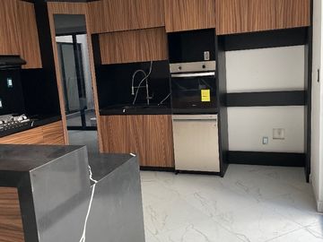 CASA SOLA TOTALMENTE REMODELADA 4 ó 5 RECÁMARAS, ESQ. PILARES, COL. LETRÁN VALLE