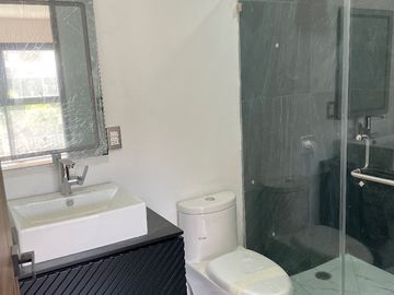 CASA SOLA TOTALMENTE REMODELADA 4 ó 5 RECÁMARAS, ESQ. PILARES, COL. LETRÁN VALLE