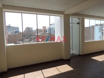 ✨ Oficina Moderna y Estratégicamente Ubicada en Chiclayo ✨

¿Buscas el espacio perfecto para potenciar tu negocio en el corazón de Chiclayo? ¡No bus