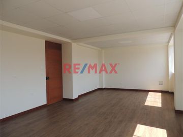 ✨ Oficina Moderna y Estratégicamente Ubicada en Chiclayo ✨

¿Buscas el espacio perfecto para potenciar tu negocio en el corazón de Chiclayo? ¡No bus