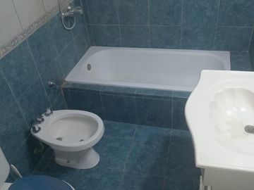 Amplia casa con local y dependencia de servicios, interesante oportunidad