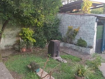 Amplia casa con local y dependencia de servicios, interesante oportunidad
