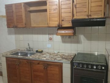 Amplia casa con local y dependencia de servicios, interesante oportunidad