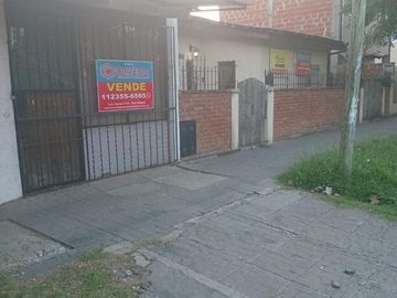 Amplia casa con local y dependencia de servicios, interesante oportunidad