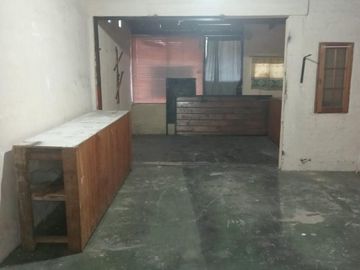 Amplia casa con local y dependencia de servicios, interesante oportunidad