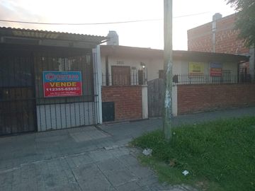 Amplia casa con local y dependencia de servicios, interesante oportunidad