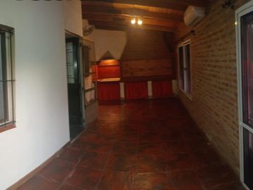 Amplia casa con local y dependencia de servicios, interesante oportunidad