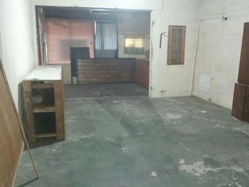 Amplia casa con local y dependencia de servicios, interesante oportunidad